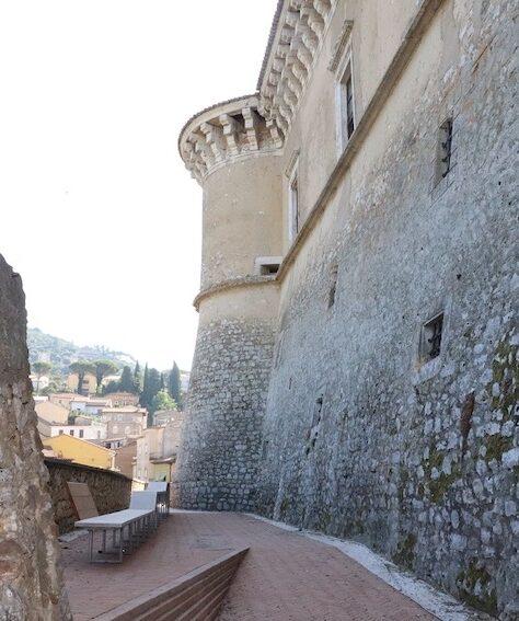 Riqualificazione degli spazi antistanti il castello di Alviano, i bastioni